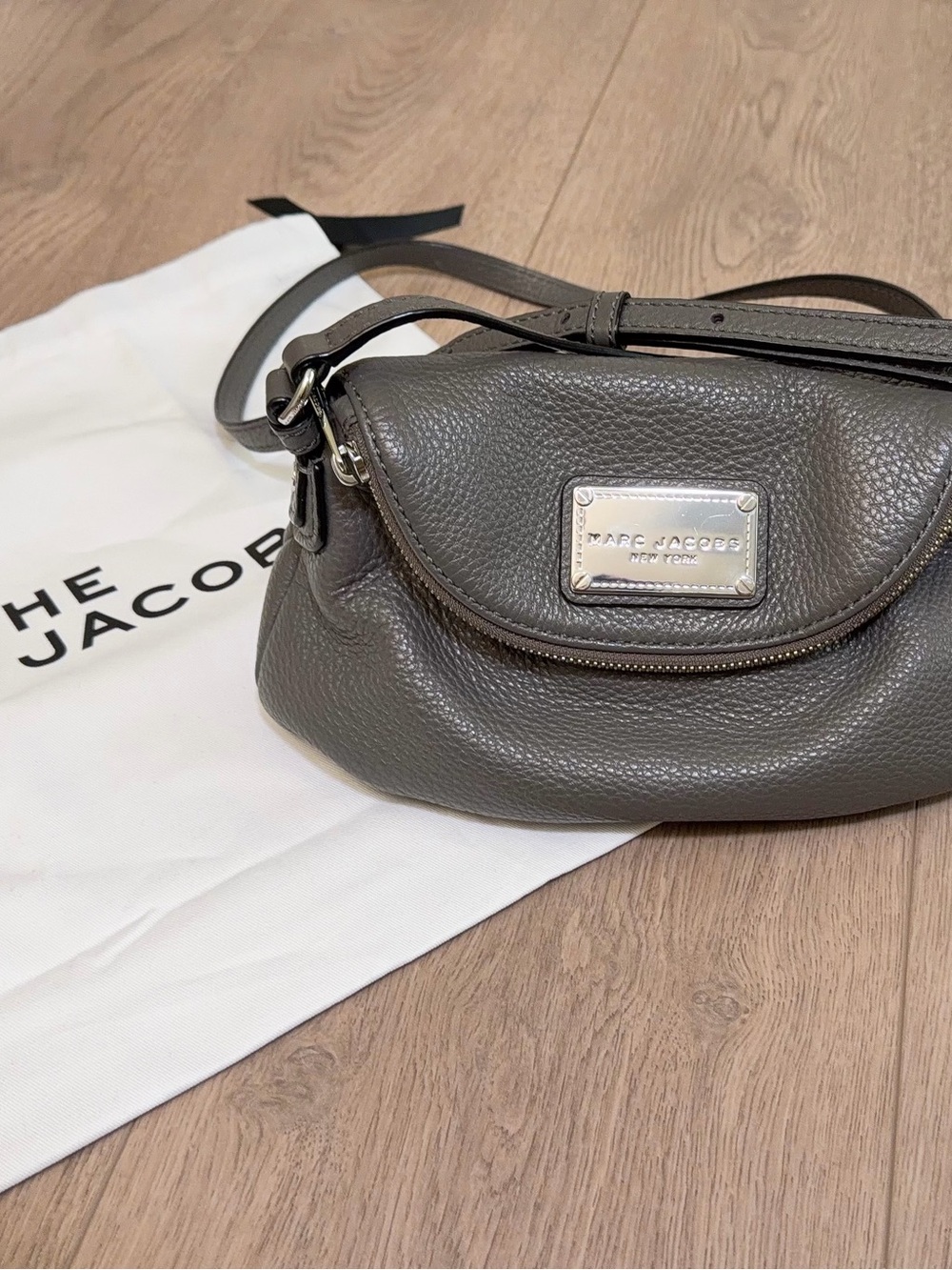 Marc Jacobs Classic Q Mini Pebbled
Leather Natasha Crossbody Excellent Condition